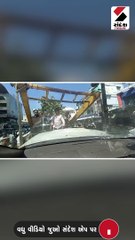 પોલીસે ક્રેઇનથી ખેંચાવી YSRTP પ્રમુખની કાર, ગાડીમાંજ રહ્યા આંધ્રપ્રદેશના CMની બહેન