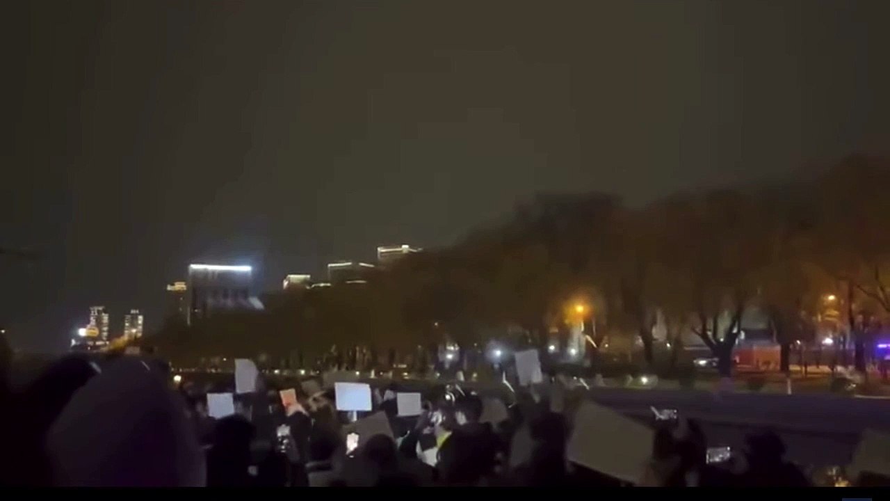 黑色幽默抗争—北京亮马河  民众高喊  继续封控 全部关死  我要做核酸 我要被封控