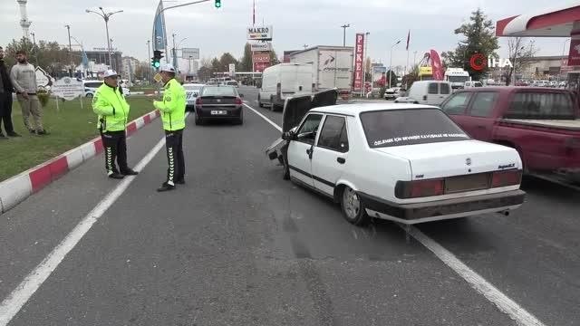 Kırmızı ışıkta bekleyen araçların arasına daldı