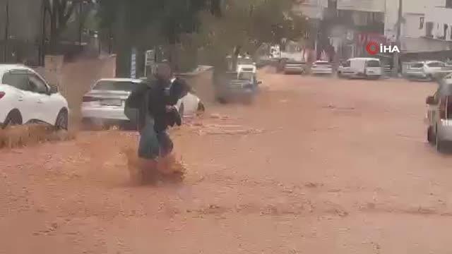 Kaş'ta sel... Caddeler suyla doldu, araçlar trafikte ilerlemekte güçlük çekti