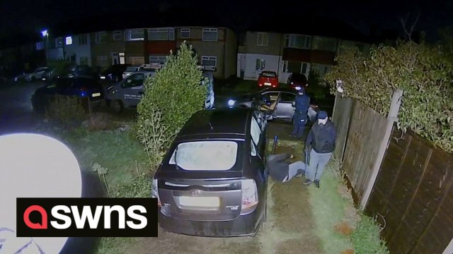 Moment brazen thieves removed motorist's catalytic converter as he watched