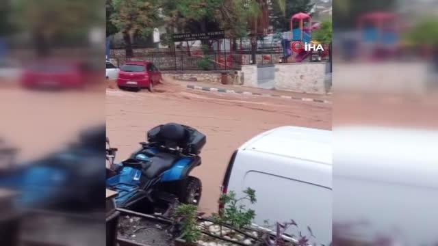 Kaş'ta sel... Caddeler suyla doldu, araçlar trafikte ilerlemekte güçlük çekti