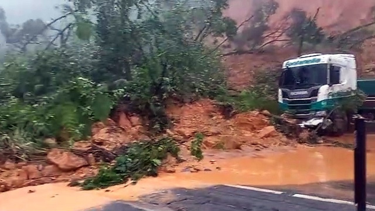 Corpo de Bombeiros e Defesa Civil trabalham para resgatar vítimas do deslizamento na BR-376, no Paraná
