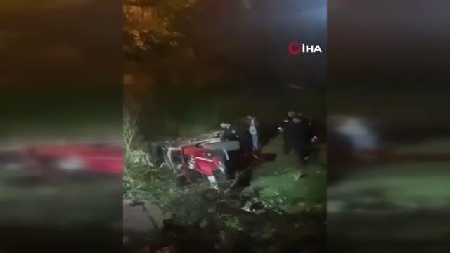 Ağaçlık alana uçan otomobil alev alev yandı: 1'i polis 2 kişi hayatını kaybetti