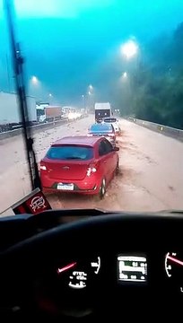Vídeos mostram BR-376 alagada horas antes de deslizamento; rodovia fica entre SC e PR