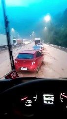 Vídeos mostram BR-376 alagada horas antes de deslizamento; rodovia fica entre SC e PR