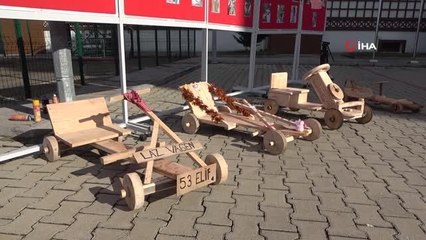 Babalarının ittiği tahta arabalar ile kıyasıya yarıştılar