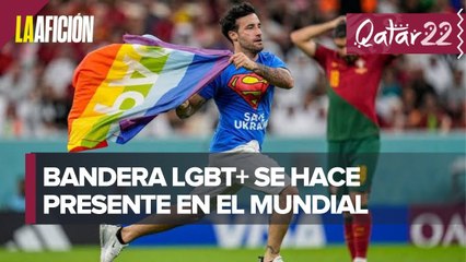 Espontáneo con bandera de los colores LGBT invade la cancha en el Portugal vs Uruguay