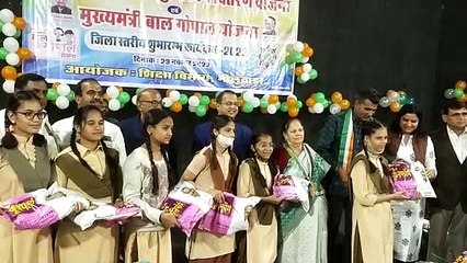 बच्चों को मिली निःशुल्क  यूनिफॉर्म व पिया दूध