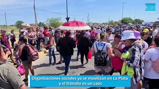 Organizaciones sociales ya se movilizan en La Plata y el tránsito es un caos