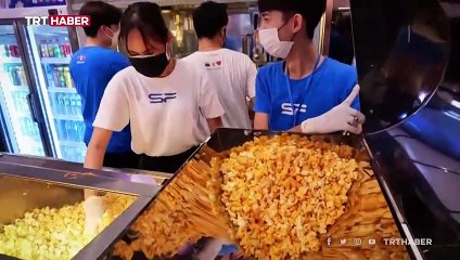 Sınırsız patlamış mısır kampanyası için tencerelerle AVM'ye akın ettiler