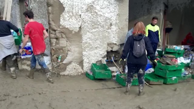 Casamicciola, la catenda di solidarieta' dei giovani dell'isola al lavoro nel fango