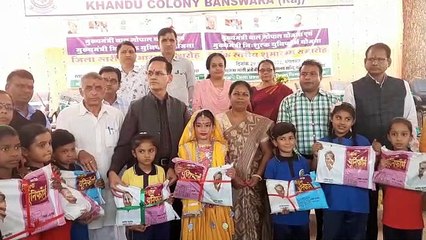 स्कूली बच्चों ने पाई यूनिफॉर्म, पीया दूध