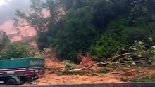 Deslizamento de terras atinge vários carros no Brasil. Há desaparecidos