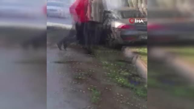 Antalya'da feci kaza... Sürücülerinin kontrolünden çıkan iki otomobil ağaca çarparak durabildi