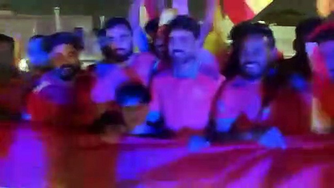 Falsos aficionados animando a España durante el Mundial de Qatar 2022 / REDES