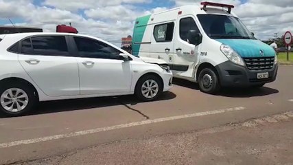 Van da Secretaria de Saúde do PR se envolve em acidente