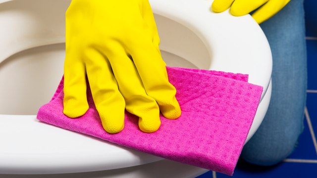 Vergilbte Klobrille reinigen: Mit diesen 3 Tricks wird sie wieder weiß