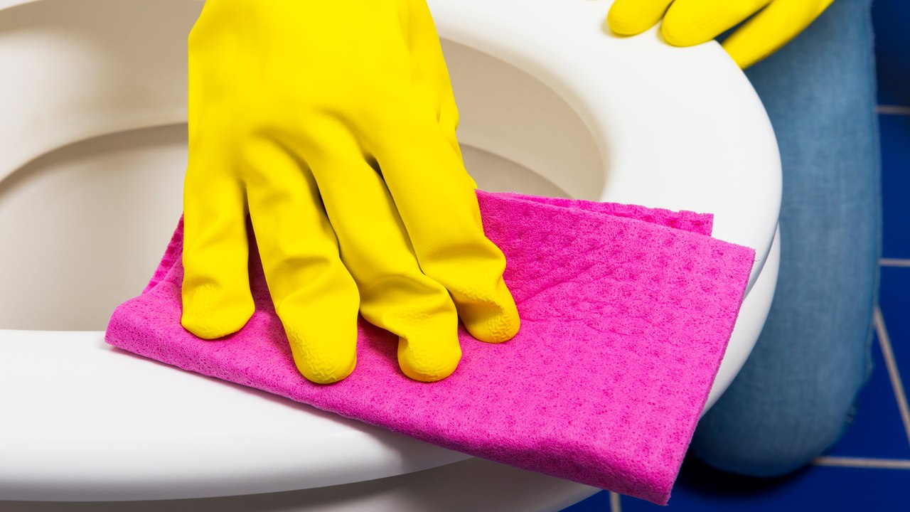 Vergilbte Klobrille reinigen: Mit diesen 3 Tricks wird sie wieder weiß