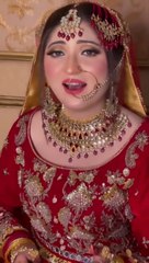 दुल्हन गाना गा रही है