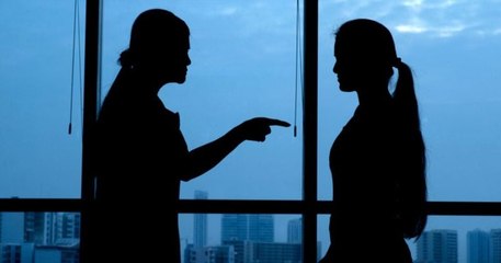 Pour se venger de sa mère, elle propose de l'héberger en lui imposant le même traitement qu'elle lui faisait subir enfant