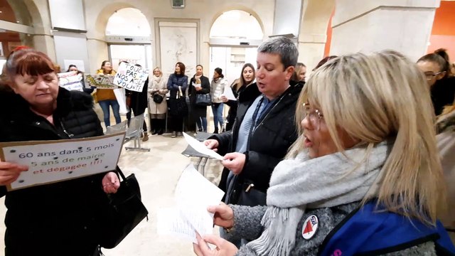 Les employés municipaux en grève chantent dans le hall de la mairie de Carpentras