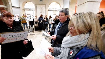 Les employés municipaux en grève chantent dans le hall de la mairie de Carpentras