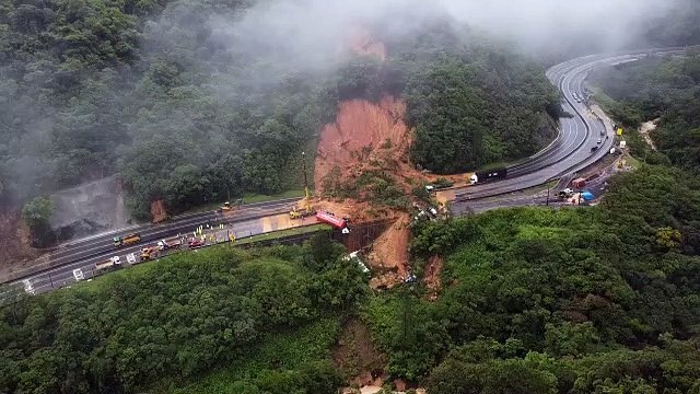 Imagens aéreas mostram estragos em deslizamento da BR-376, entre SC e PR