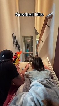 Exploser de ballons de crème à raser sur sa copine