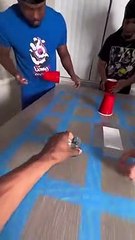 Un jeu d'alcool intense avec des gobelets à retourner