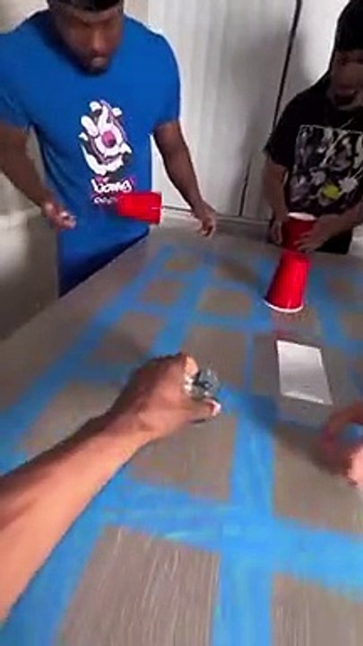 Un jeu d'alcool intense avec des gobelets à retourner