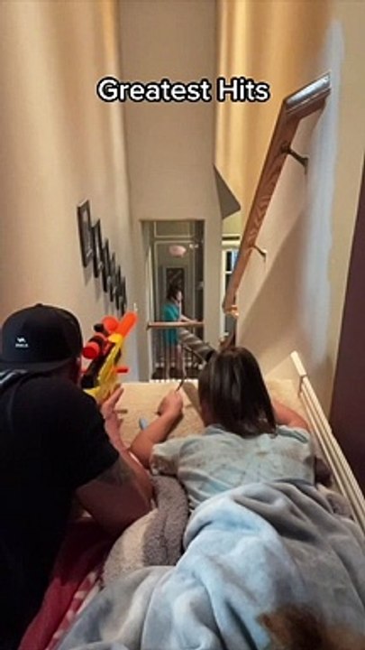 Il piège sa femme avec des ballons pleins de mousse à raser et c'est très drole