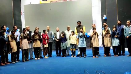 स्कूली विद्यार्थियों ने चखा दूध का स्वाद, मिली शाला गणवेश