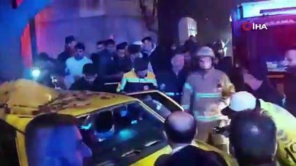 Ağaca çarpan otomobil ikiye bölündü: 2 yaralı