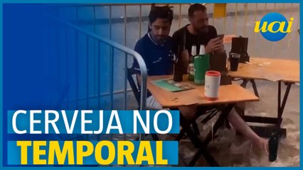 Amigos bebendo em bar de BH em meio à enxurrada viraliza
