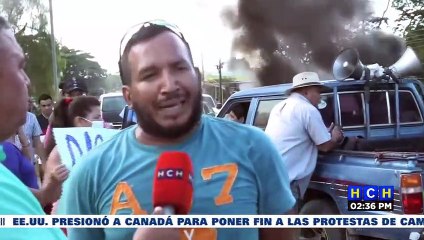 ¡Con quema de llantas! Bloquean la CA-13 en San Juan Pueblo contra alza a la tasa vehicular