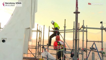 شاهد: تثبيت رأس أسد يزن 9 أطنان على قمة كنيسة ببرشلونة