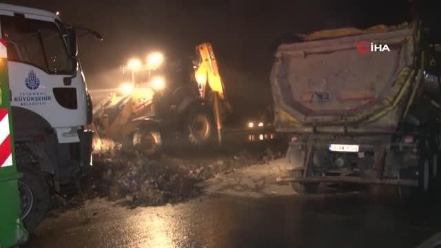 Bağcılar'da hafriyat kamyonu yolun ortasına devrildi