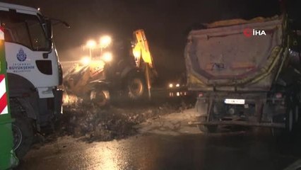 Bağcılar'da hafriyat kamyonu yolun ortasına devrildi