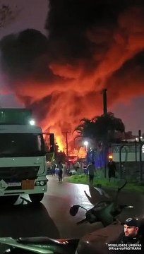 Incêndio de grandes proporções atinge galpão em São José