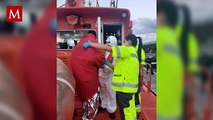 Encuentran a hombres que viajaban sobre el timón de un enorme barco