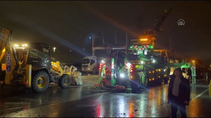Bağcılar'da hafriyat kamyonunun devrildiği cadde trafiğe kapatıldı