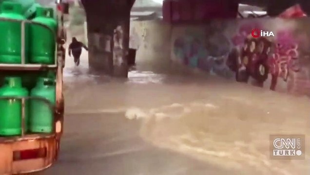 Lübnan’ı sel vurdu: Araçlar sel sularına kapıldı