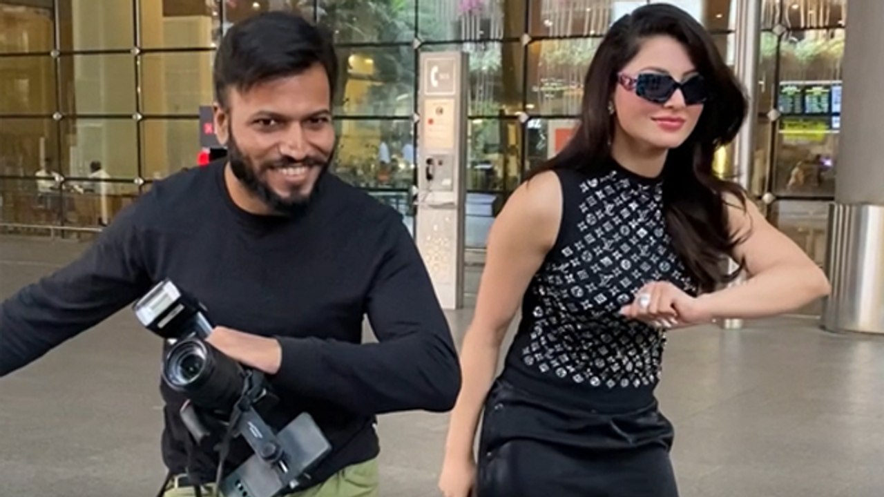 Urvashi Rautela Mumbai Airport पर Dance Video Viral, Paparazzi संग जमकर लगाए ठुमके । *Enterainment