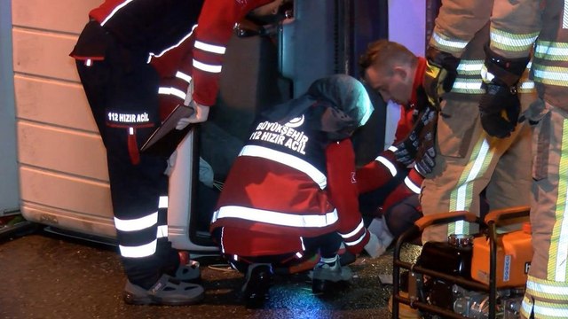 İstanbul'da kamyonetle servis minibüsü çarpıştı: 1 ölü, 2 yaralı