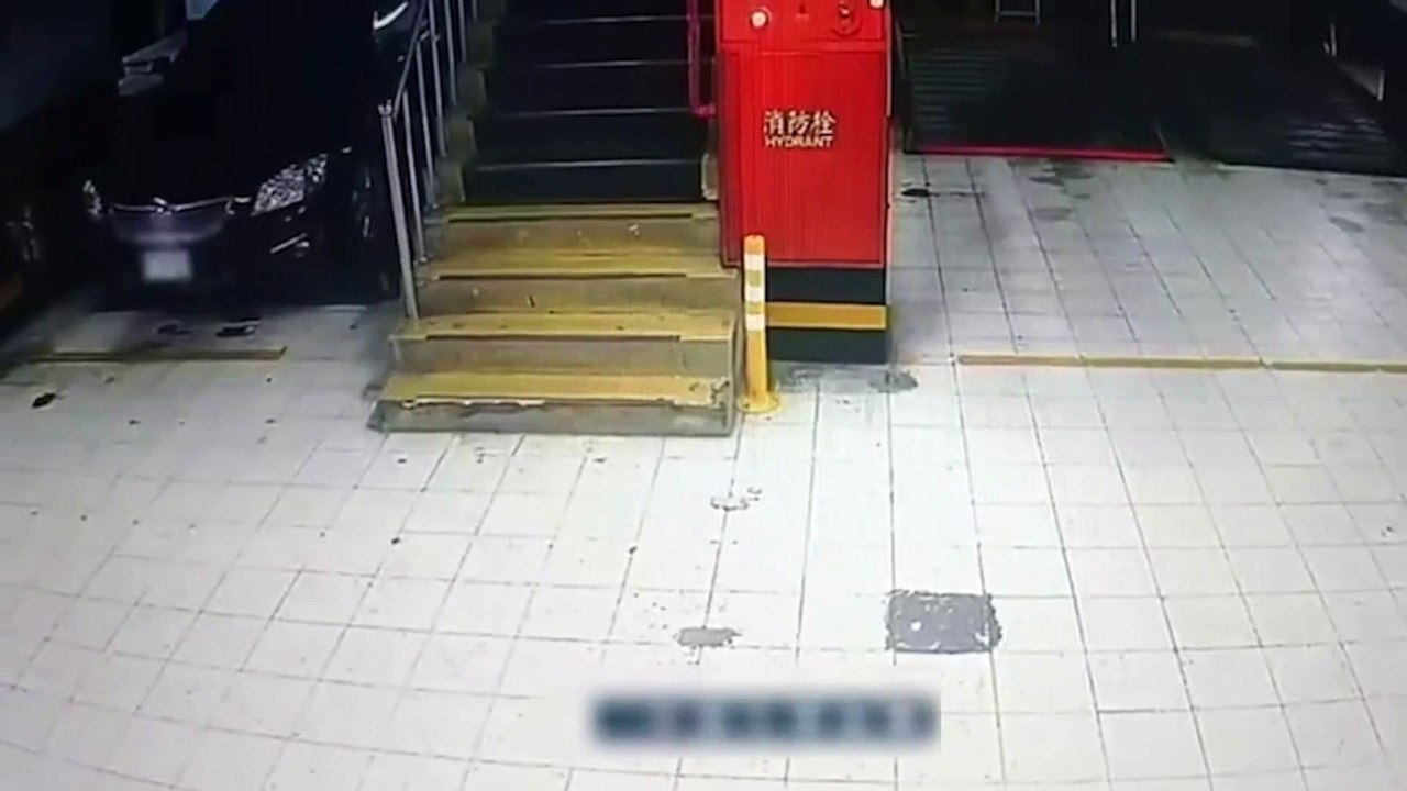 女遭劈腿 3少年持刀棍衝餐廳廚房砍殺出軌男幫出氣