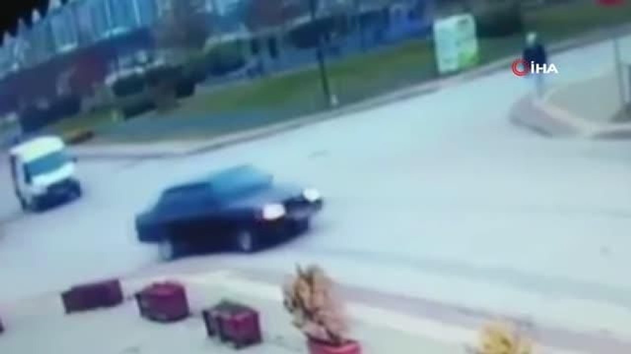 Bursa'da inanılmaz kurtuluş: Devrilen aracın altında kalmaktan son anda kurtuldu