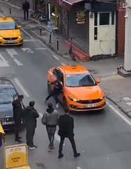 BEYOĞLU'NDA ARAÇLARIN ÖNÜNÜ KESTİ, TAKSİNİN KAPUTUNUN ÜZERİNE YATTI