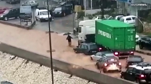 شاهد: تعطل حركة السير على طريق سريع في لبنان بعد هطول أمطار غزيرة