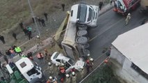 Başakşehir'de hafriyat kamyonu otomobil üzerine devrildi